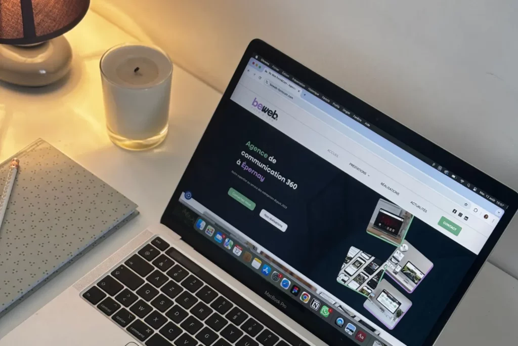 image ordinateur avec carnet et lumière sur bureau