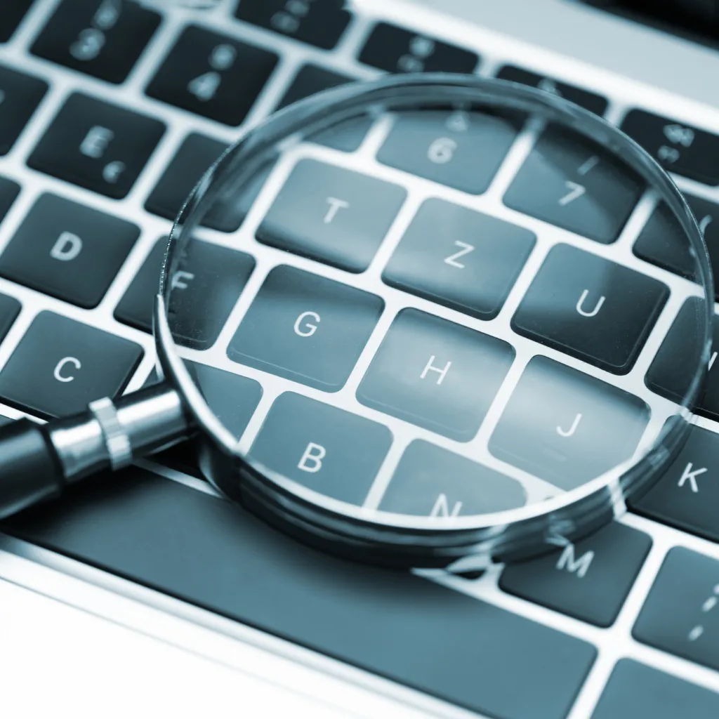 clavier ordinateur et loupe pour veille