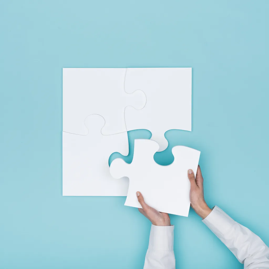 puzzle assemblage à la main sur fond bleu