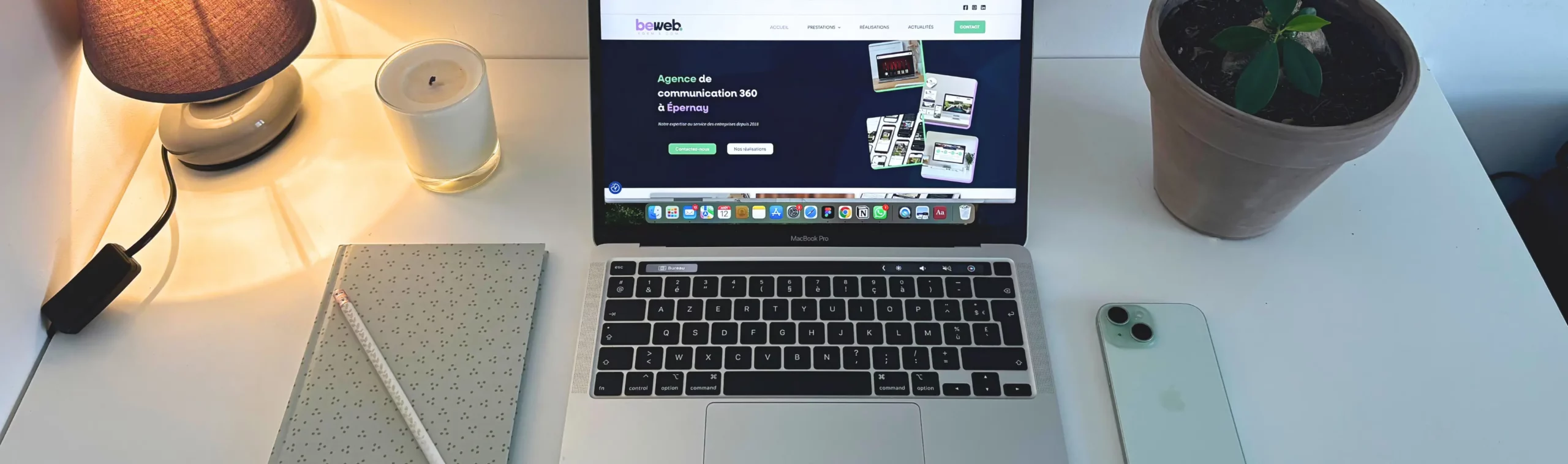 bureau avec outils de communication