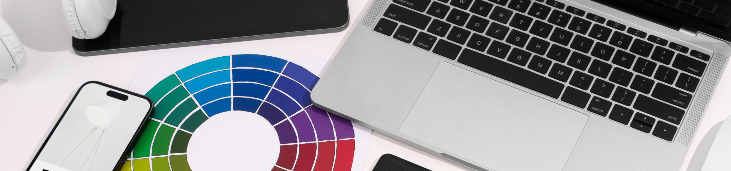 ordinateur et palette de couleurs pour image de marque