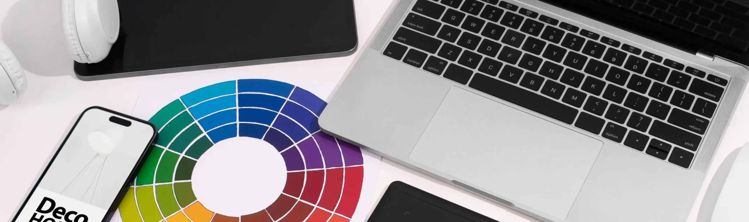 palette de couleurs et ordinateurs mettant en avant image de marque